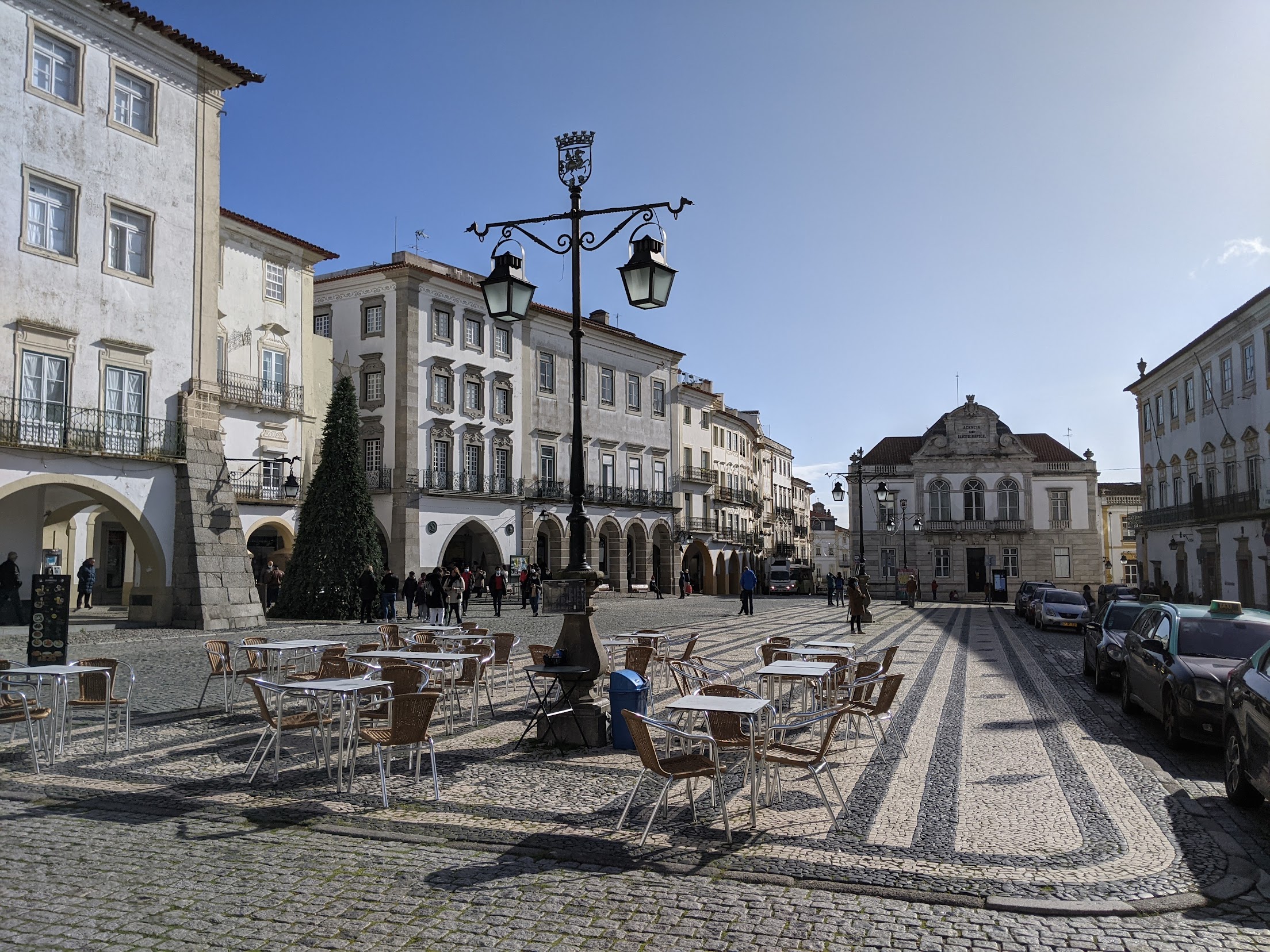 Praça do Giraldo em Évora com mesas de esplanada e o candeeiro em ferro forjado