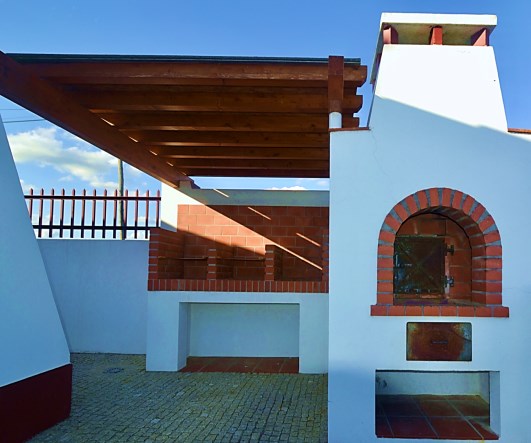 Churrasqueira exterior com forno a lenha e grelha a carvão da Casa do Cortiço